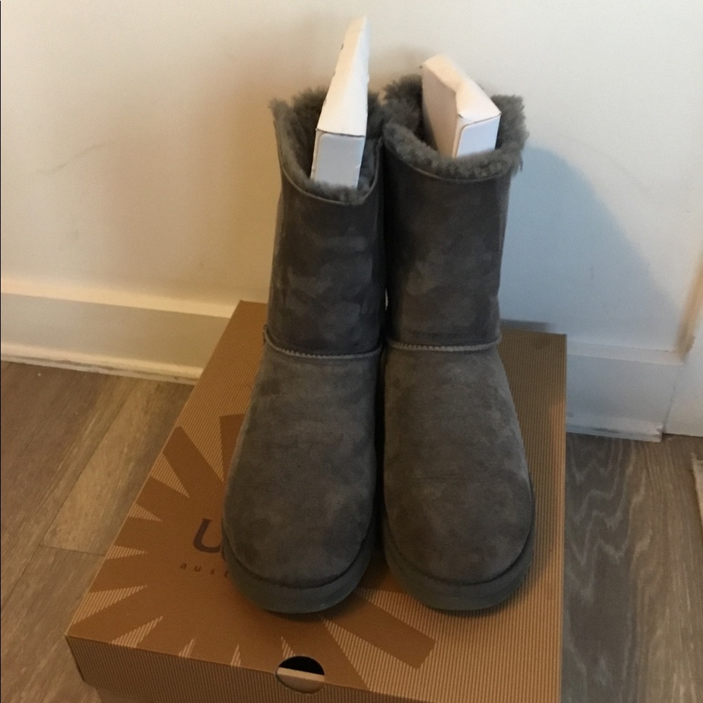 Ugg Gray Shoes with bow at the back Size 10 $150 - Picture 2 of 11